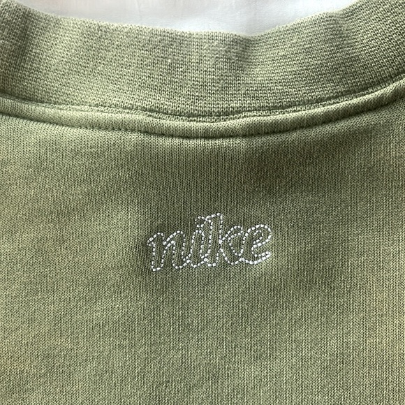 green nike crewneck 🫶🏼 - Picture 7 of 8